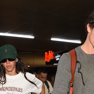 Bruna Marquezine no Carnaval de Salvador: este detalhe das Havaianas nos pés da atriz é a prova definitiva que o namoro com Shawn Mendes engatou