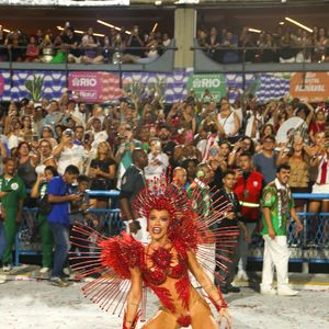 Virginia Fonseca por pouco não perdeu tapa-sexo durante o desfile oficial do Carnaval 2026 da Grande Rio