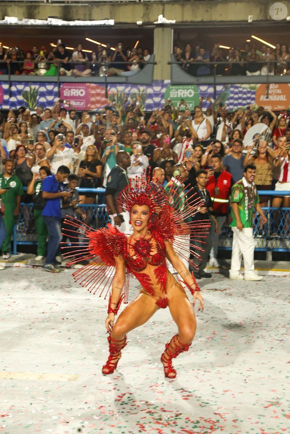 Virginia Fonseca por pouco não perdeu tapa-sexo durante o desfile oficial do Carnaval 2026 da Grande Rio