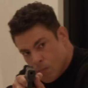 Em meio a um elenco internacional estrelado, o galã de 'Avenida Brasil 2' aparece em cenas de ação e até protagoniza um momento de puro charme ao lado de Naomi Watts.