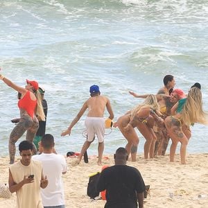 Novo clipe de Andressa Urach atraiu olhares em praia carioca nesta segunda-feira (23)