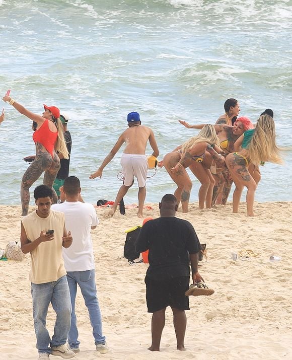 Novo clipe de Andressa Urach atraiu olhares em praia carioca nesta segunda-feira (23)