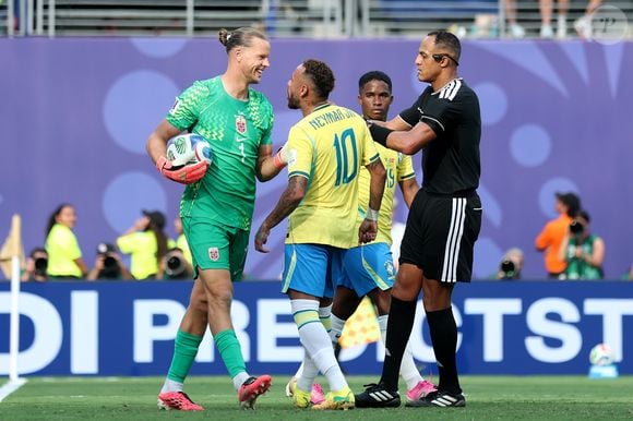 Perfil fake do goleiro Ørjan Nyland viralizou após Brasil x Noruega, enganou internautas e fez até o ge publicar uma retratação. Entenda a polêmica