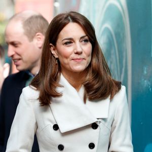 Moda sustentável e fashion de Kate Middleton: aposte em combinações com sobreposições em camadas para o inverno, como calças e casacos.