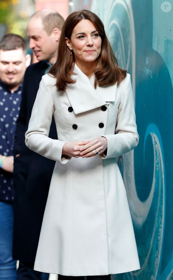 Moda sustentável e fashion de Kate Middleton: aposte em combinações com sobreposições em camadas para o inverno, como calças e casacos.