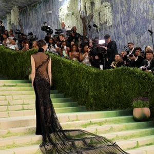 De acordo com repercussão baseada em informações do The Hollywood Reporter, Taraji P. Henson também indicou que pode boicotar o Met Gala 2026 após criticar a participação de Jeff Bezos no evento