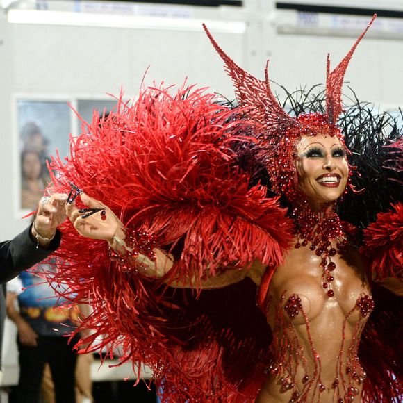 Sabrina Sato também desfilou como Rainha de Bateria da Vila Isabel