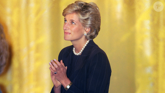 Flores, frescor e sofisticação: essas características ajudam a explicar a assinatura olfativa associada à Princesa Diana.