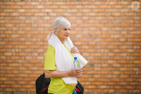 Além da caminhada, também considere fazer outros exercícios, incluindo a musculação e exercícios de equilíbrio