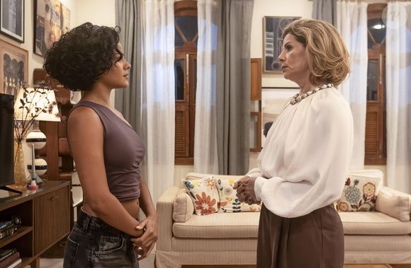 Odete Roitman (Debora Bloch) ensina lições para Maria de Fátima (Bella Campos) em Vale Tudo