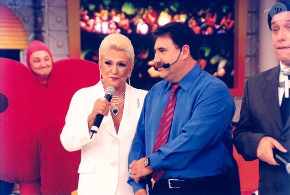 Marquito já trabalhou com o tio Raul Gil e desde os anos 1990 faz parceria com Ratinho na TV - na foto dos anos 2000, ator aparece com Hebe Camargo, Ratinho e Oscar Pardini, caracterizado de Silvio Santos