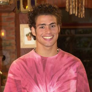 2002: Cauã Reymond fez sua estreia interpretando Maurício Terra (Maumau) em 'Malhação'