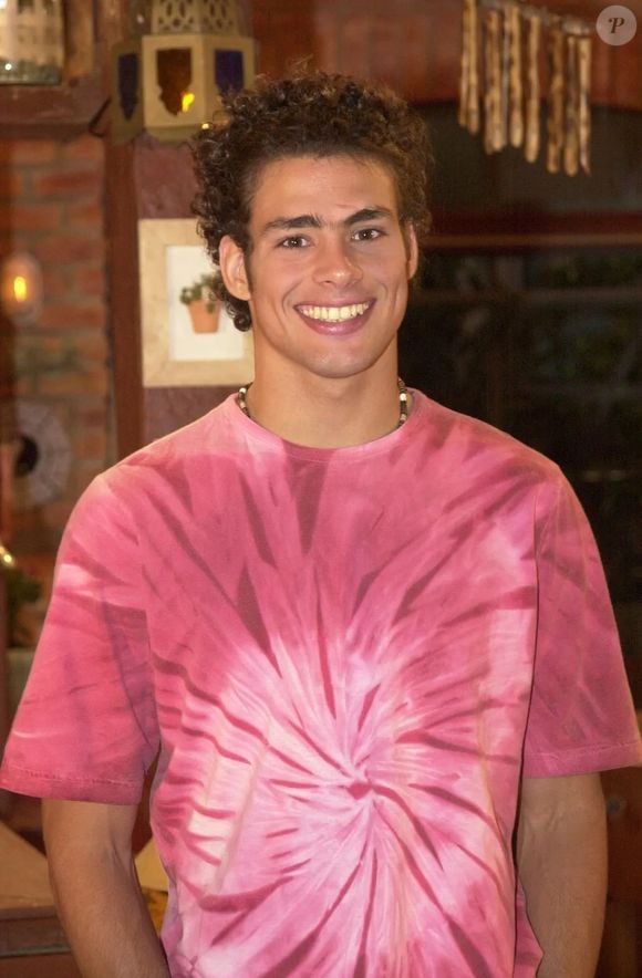 2002: Cauã Reymond fez sua estreia interpretando Maurício Terra (Maumau) em 'Malhação'