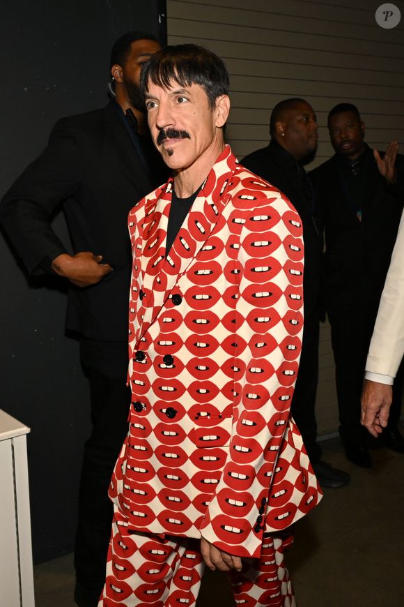 Anthony Kiedis, vocalista do Red Hot Chili Peppers, sofria com o vício em heroína, segundo Ione Skye