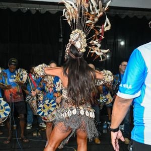 Rainha de bateria da Vila Isabel, Sabrina Sato marca presença em ensaio da escola de samba carioca e exibe a gestação do primeiro filho com o marido, Nicolas Prattes