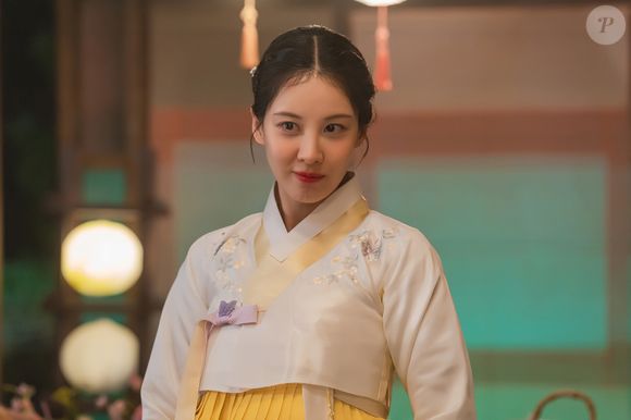 Então, cabe à ela decidir se continua vivendo este romance ou deixa o príncipe para retornar a sua vida original