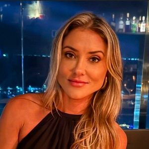 Carol Magalhães nasceu em Salvador e construiu carreira nas áreas de comunicação, marketing e negócios. Atualmente, atua no setor imobiliário
