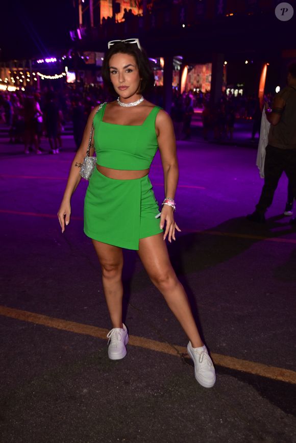Look verde de Kéfera no Lollapalooza 2023 foi combinado com tênis branco