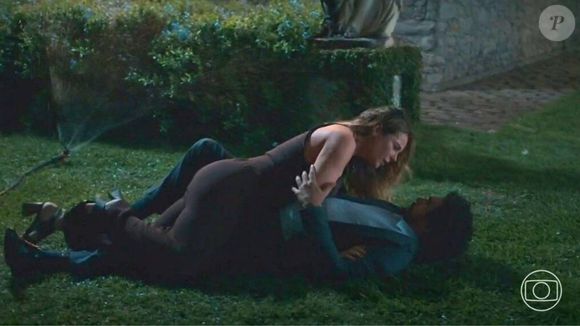 E a Raquel? Ivan e Heleninha rolam na grama e se molham em cena quente de 'Vale Tudo'; web reage: 'Impossível não shippar'