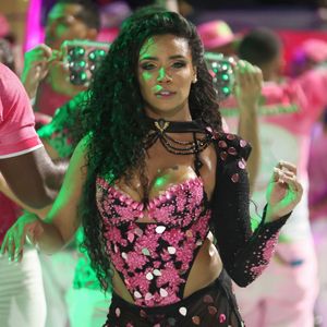 Poucos sabem, mas a mãe de Evelyn Bastos foi Rainha de Bateria da Mangueira entre 1987 e 1989