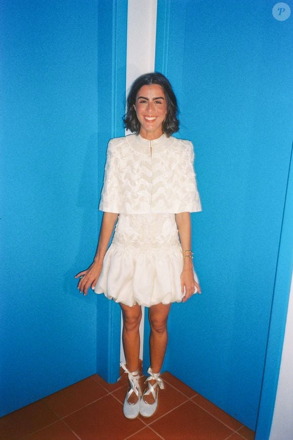 Já imaginou trocar o vestido de noiva tradicional por uma criação assinada por uma marca conhecida por suas estampas inconfundíveis? Foi exatamente o que aconteceu com Vicky Montanari