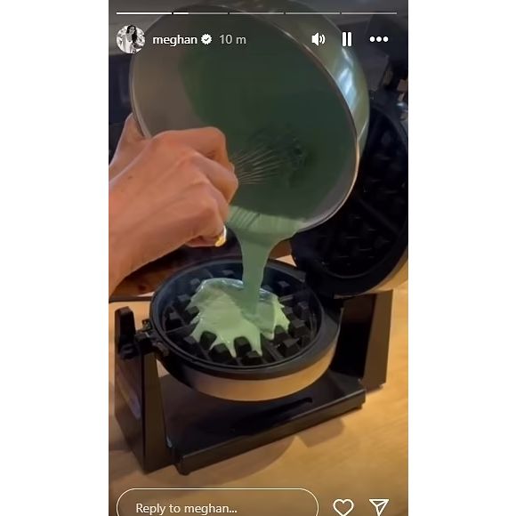 Meghan Markle se filma  batendo uma mistura antes de despejá-la em uma máquina de waffle