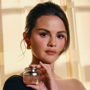 Além do cheiro de rica, esse perfume de baunilha de Selena Gomez tem como destaque a embalagem ergonômica com design inclusivo