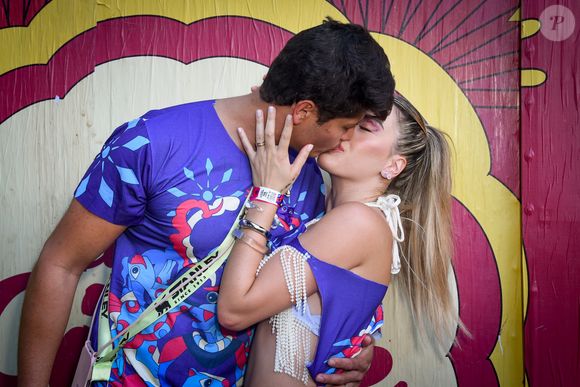 Carnaval 2025 com beijo de Raphael Mendonça e Isabella, ex-participantes do 'Ilhados com a Sogra'