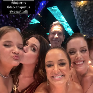 Ao lado de amigos e familiares, a apresentadora da Record TV aproveitou muito um show de Ivete Sangalo