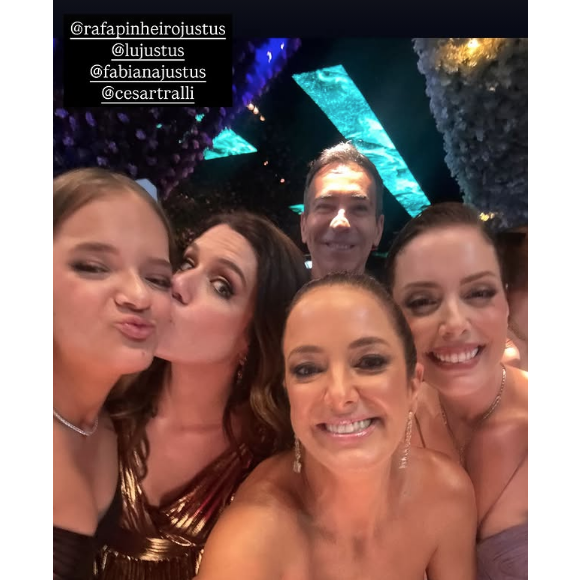 Ao lado de amigos e familiares, a apresentadora da Record TV aproveitou muito um show de Ivete Sangalo