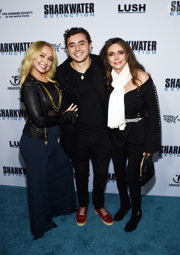Hayden Panettiere ao lado da mãe, Lesley Vogel, e do irmão, Jansen Panettiere; após a morte dos dois filhos, Lesley falou sobre a dor de uma família marcada por perdas