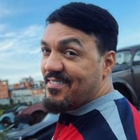 Após anos de loiro platinado, Belo surge com cabelo novo para nova novela da Globo, mas web não perdoa: 'Virou um CLT'