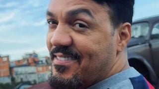 Após anos de loiro platinado, Belo surge com cabelo novo para nova novela da Globo, mas web não perdoa: 'Virou um CLT'