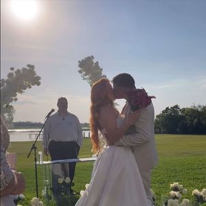 Sofia Liberato deixou os cabelos ruivos soltos para se casar com Gabriel Gravino