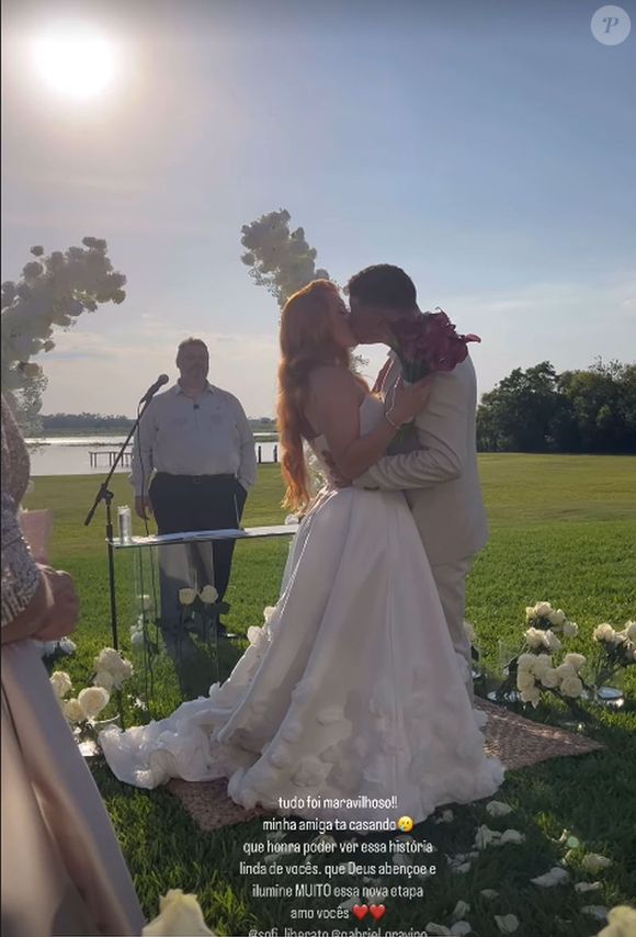 Sofia Liberato deixou os cabelos ruivos soltos para se casar com Gabriel Gravino