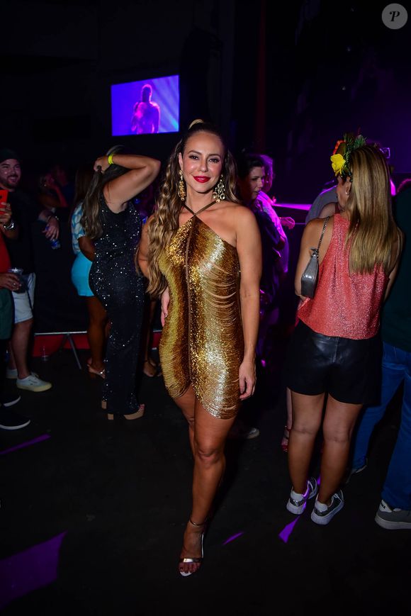 Paolla Oliveira escolheu vestido curto, dourado e brilhante para show do namorado, Diogo Nogueira