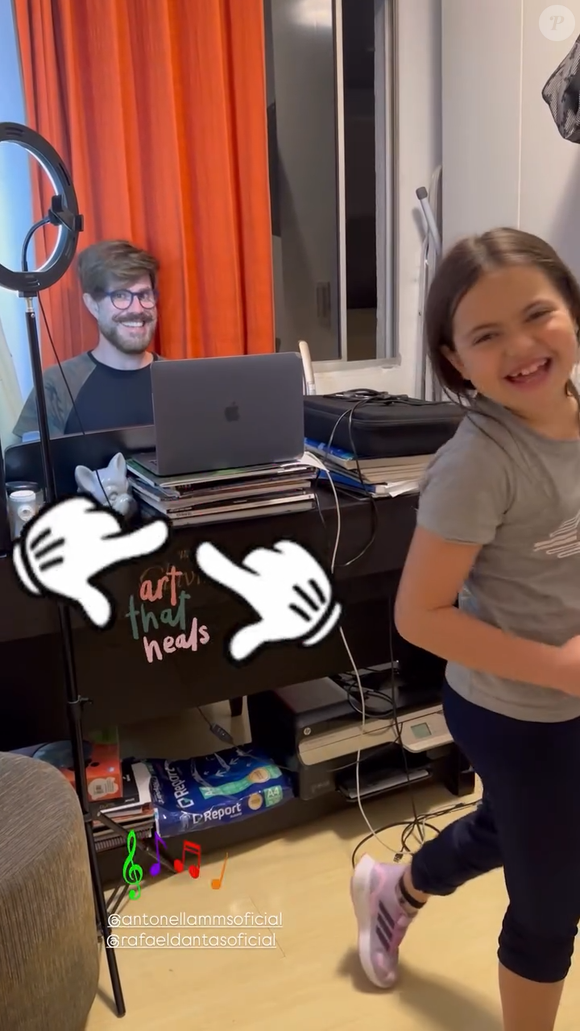 Li Martins postou um registro do que parece ser uma aula de canto de Antonella. Ela interpreta uma música de Chapeuzinho Vermelho