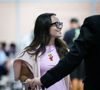 Aerolook de Larissa Manoela chama atenção ao trocar tênis da moda por modelo confortável da Crocs