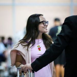 Aerolook de Larissa Manoela chama atenção ao trocar tênis da moda por modelo confortável da Crocs
