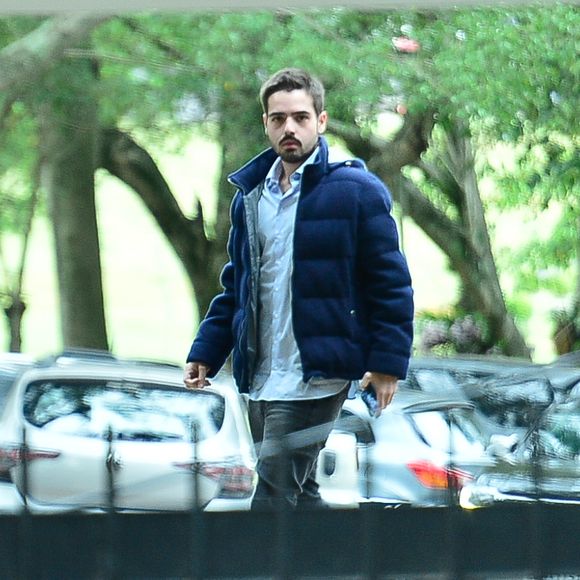 João Silva marcou presença no velório da ex-enteada, Anne-Marie Garnero, na manhã desta terça-feira (23)
