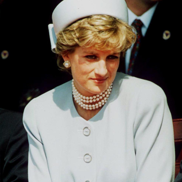 Durante sua última visita à Austrália em 1996, Lady Di revelou ao designer Jayson Brundson por que não conseguia mais usar o símbolo da Chanel
