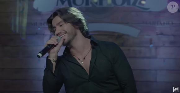 Além da rinoplastia, outro fator que mudou a aparência de Mariano foi o seu cabelo