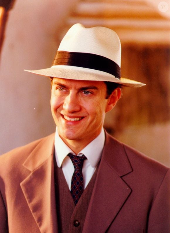 Augusto (Gabriel Braga Nunes) faz discurso inflamado contra a política econômica de Campos Salles.