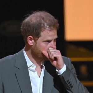 De acordo com a People, a fragrância que ajudou príncipe Harry a se reconectar com as memórias da mãe foi o First, da Van Cleef & Arpels, um perfume floral que ele já havia mencionado em sua autobiografia, Spare, publicada em 2023. O duque contou que o aroma despertou recordações que estavam emocionalmente bloqueadas