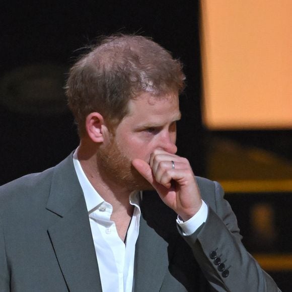 De acordo com a People, a fragrância que ajudou príncipe Harry a se reconectar com as memórias da mãe foi o First, da Van Cleef & Arpels, um perfume floral que ele já havia mencionado em sua autobiografia, Spare, publicada em 2023. O duque contou que o aroma despertou recordações que estavam emocionalmente bloqueadas
