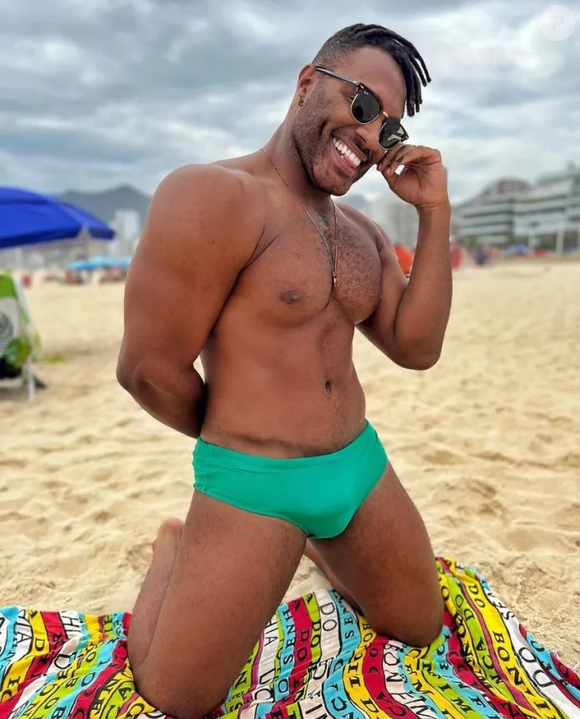 A jornada começa no sábado (1), no Anhembi, quando ele aparecerá em um carro alegórico da Mocidade Alegre vestindo uma fantasia desnuda. No domingo (2), na Sapucaí, ele entrará no desfile da Unidos de Padre Miguel interpretando um personagem do samba-enredo, antes de fechar sua maratona na Mangueira, novamente sobre um carro alegórico