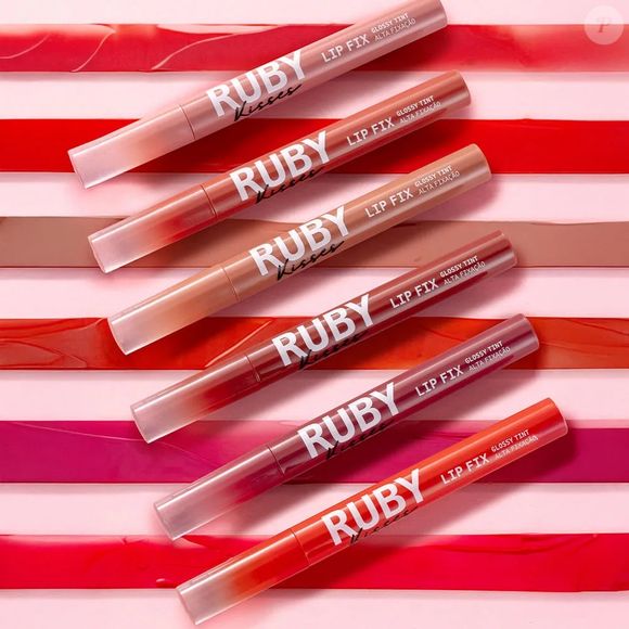 Unindo cor, brilho e leveza, os tints com acabamento glossy são ideais para o dia a dia. O Lip Fix Glossy Tint, de Ruby Kisses, proporciona um efeito natural com toque confortável, mas também pede reaplicação para manter a intensidade. O segredo, segundo Chloé Gaya, está na aplicação: 'o excesso de produto é o que mais atrapalha nesse sentido', por isso, vale apostar em camadas leves para um resultado mais duradouro