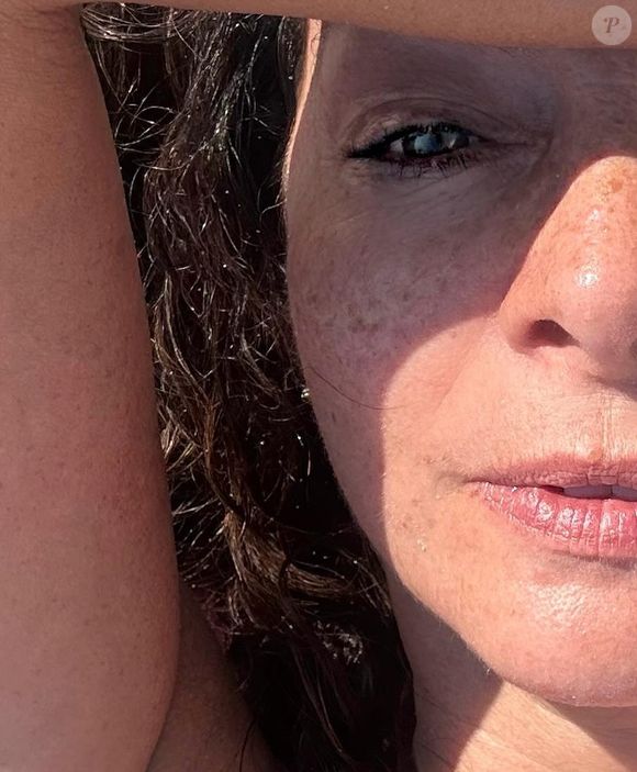 Em sua publicação mais recente, Claudia Ohana apareceu usando um maiô cavado na praia