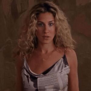 Em entrevistas recentes, Jenna mencionou sua admiração pelo estilo ousado e livre de Carrie Bradshaw.