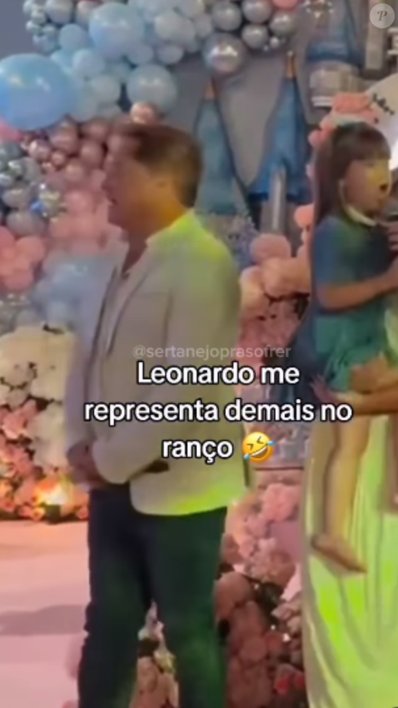 Leonardo vira de costas, se afasta lentamente e faz caras e bocas, como quem está desconfortável e agoniado (+ veja vídeo na matéria)